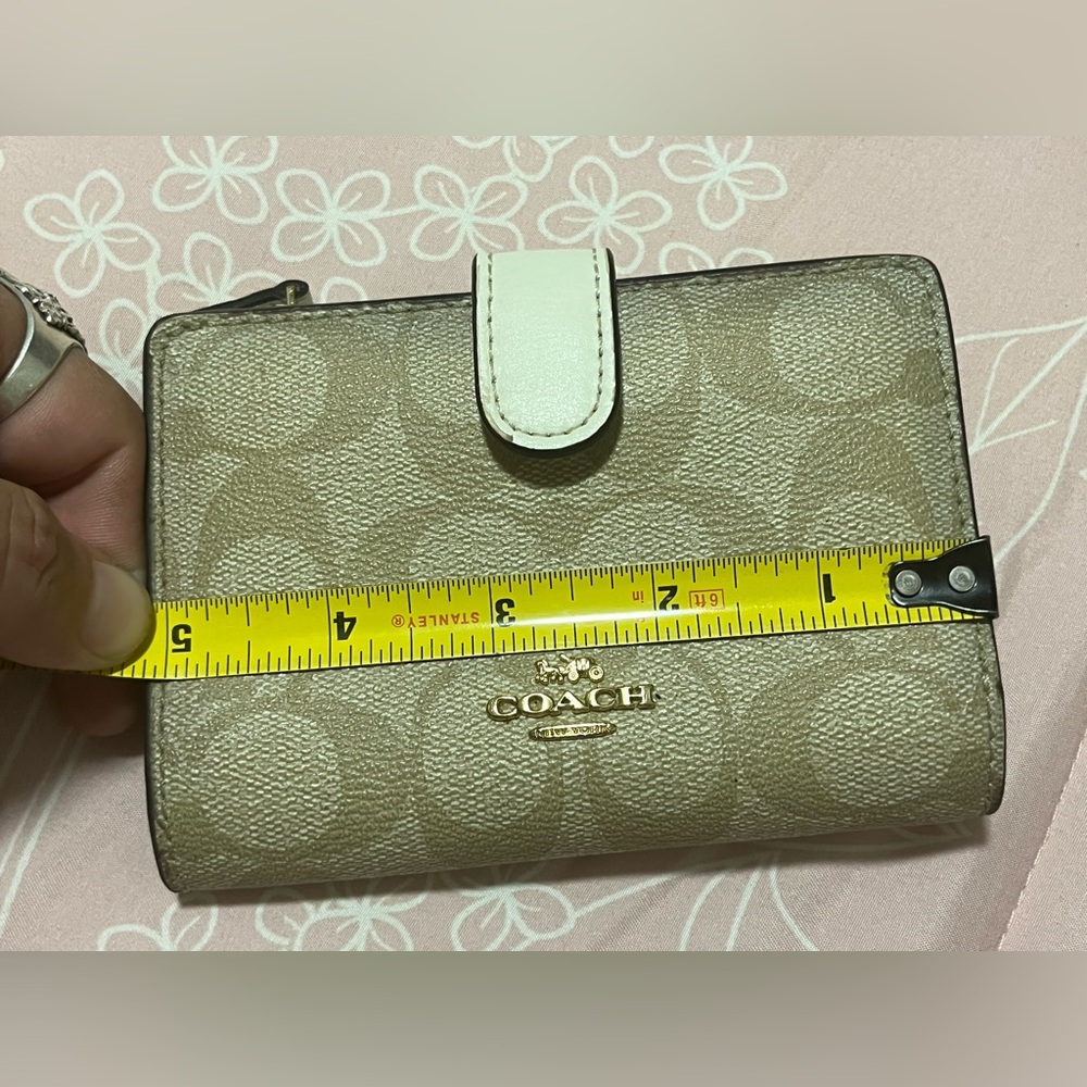 Signature leather coach wallet. In great condition.